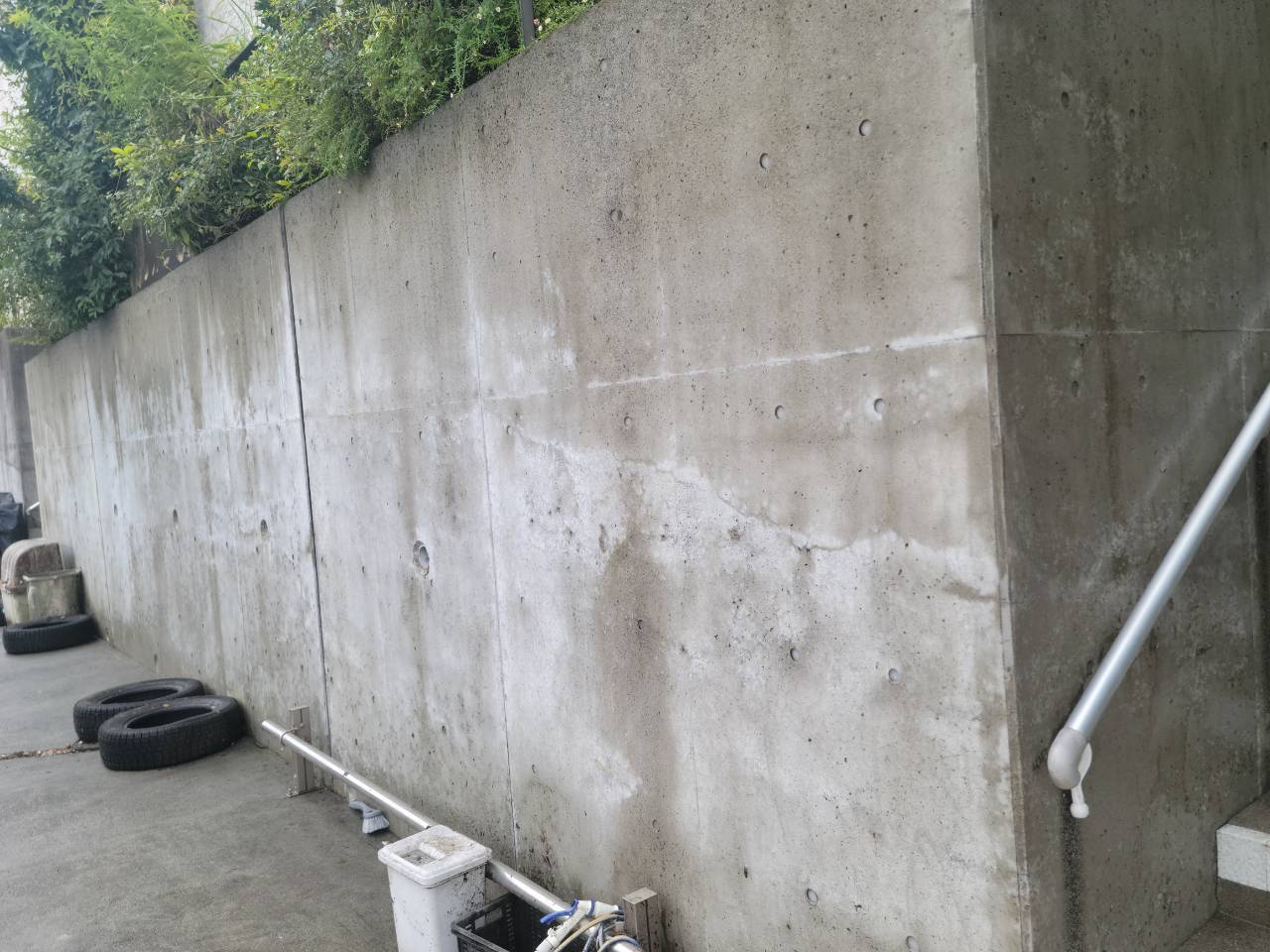 高圧洗浄工事：擁壁（コンクリートの壁）