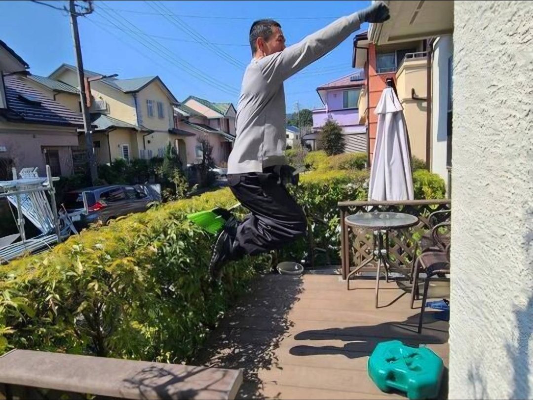 作業の合間にジャンプする現場スタッフ