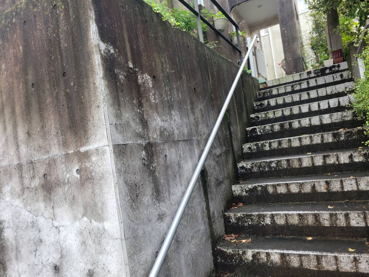 高圧洗浄工事：屋外階段（下から）